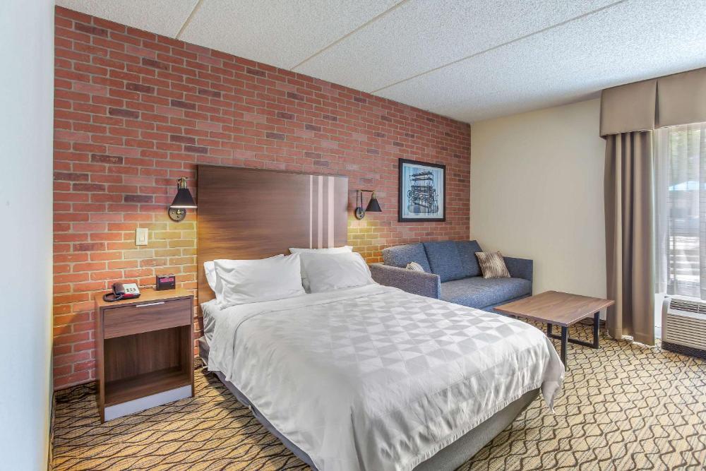 Queen Room with Tub and Sofa Bed - Accessible/Non-Smoking interior